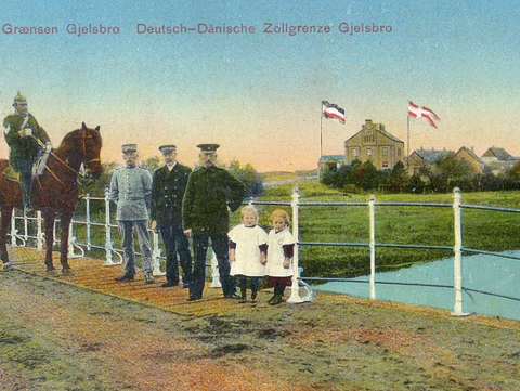 Gelsbro med tysk gendarm, dansk gendarm, tysk soldat og dansk soldat